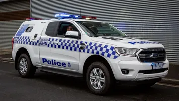 O persoană a murit după ce o mașină a intrat din plin în pietoni în Melbourne. Șoferul a fost arestat de un ofițer aflat în afara serviciului