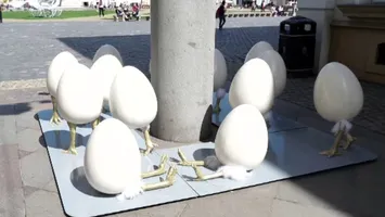 Decorațiuni de Paște scandaloase la Timișoara. Ouă de 500 de euro, cu pene și picioare, la baza unei statui FOTO