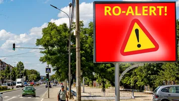 Mesajele RO-Alert, afișate pe panourile digitale din România. Proiectul a fost implementat în 18 orașe