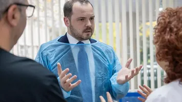 Legea care scuteşte unele categorii de bolnavi de plata primei zile de concediu medical, aprobată în Camera Deputaţilor. Reacţia ministrului Sănătăţii, Alexandru Rogobete: „Este o formă de protecţie reală – pentru pacient şi pentru întregul sistem”