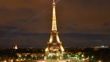 Cât costă o parte din Paris? O piesă originală din Turnul Eiffel va fi vândută. Prețul estimat depășește orice așteptări