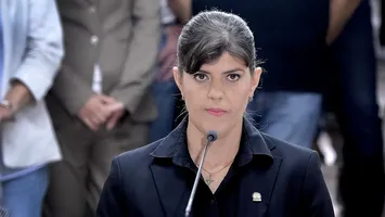 Război între Kovesi și Nicușor Dan. Șefa EPPO îl trimite la „somn” pe președinte: „Faptul că ai obținut un scor bun la olimpiade internaționale de matematică nu te califică să faci astfel de afirmații”