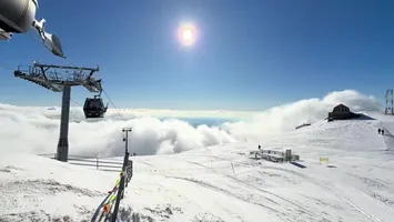 A nins ca-n plină iarnă la munte chiar în minivacanța de 1 mai. Pârtiile de altitudine din Sinaia sunt deschise