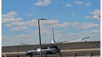 Un avion Boeing 767, aterizare cu peripeţii după ce a lovit un campion şi un stâlp pe austostradă VIDEO