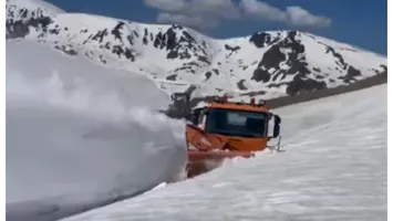 Nu este AI, imagini incredibile pe Transalpina. Maşinile de intervenţie abia se văd din stratul de zăpadă