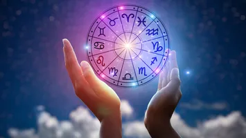 Horoscop 4-10 mai 2026. Întunecatul Pluto intră în retrograd, focosul Marte și expansivul Jupiter deschid noi uși. Ce dorințe se împlinesc