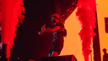 Incendiu la concertul lui Max Korzh. In urma momentului pirotehnic din deschidere s-au aprins materiale combustibile care făceau parte din recuzita echipei artistului