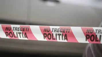 O mamă tânără din Bacău a fost omorâtă cu brutalitate de iubitul ei, chiar sub privirile fiului lor. Copilul, în vârstă de 5 ani, ar fi încercat să o salveze