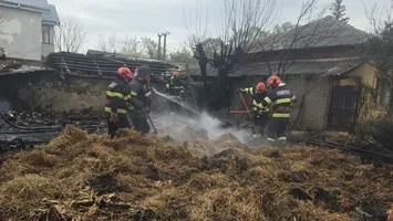 Incendiu în comuna Prăjeni din Botoşani. Risc de explozie, flăcările puteau ajunge la un centru de butelii VIDEO