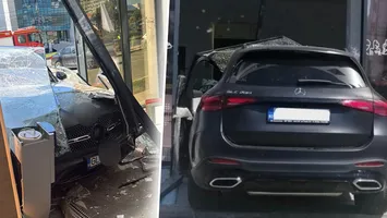O femeie din Galați a confundat „parcarea”: Șoferița a intrat cu mașina direct într-un bancomat și a rănit o persoană. FOTO