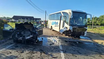 Accident grav în Mehedinți: Autocar cu mineri, izbit în plin de un Audi aflat pe contrasens. Șoferul a adormit la volan