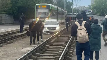 Val de reacții în mediul online după ce un șofer din Capitală a ajuns cu mașina între două linii de tramvai: „Cred că Waze i-a spus să se încadreze pe banda din mijloc”