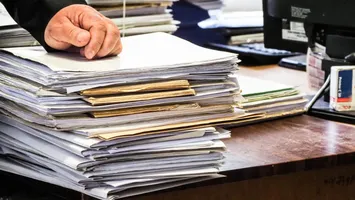 Cad capete după perchezițiile la Casa de Pensii, șapte persoane au fost reținute. Ce au descoperit anchetatorii