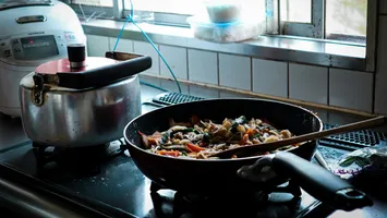 Tot mai mulți tineri gătesc în weekend pentru toată săptămâna ca să economisească bani. Unii spun că reduc cheltuielile cu până la 800 de lei pe lună