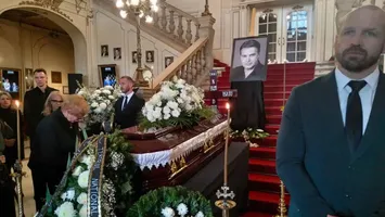 Imagini sfâșietoare de la slujba de înmormântare a lui Ioan Isaiu. Actorul este condus pe ultimul drum de familie și apropiați