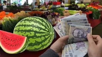 Cât au ajuns să coste căpșunile, cireșele și roșiile în Piața Obor. Pepenele se vinde la felie, prețurile i-au speriat pe bucureșteni