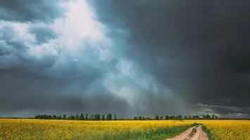 Prognoza meteo 2 mai 2026. Vremea se menține rece și va ploua. La munte se anunță ninsori