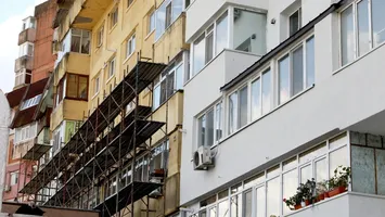 Anchetă la București după moartea unei fete de 16 ani care a căzut de pe un bloc cu 10 etaje aflat în reabilitare termică