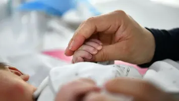 Copil de 1 an și 8 luni în stare de ebrietate. Părinții, chemați de urgență la creșă să își ia fetița deoarece nu se putea ține pe picioare