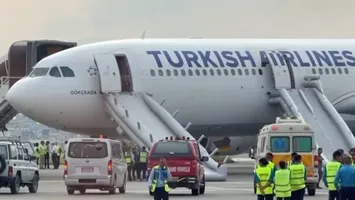 Un avion Turkish Airlines a fost evacuat de urgență după ce a luat foc în timp ce ateriza. Cei 277 de pasageri și 11 membri ai echipajului au fost scoși pe tobogane VIDEO
