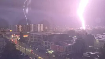 VIDEO Alerta meteo de furtuni și vijelii se extinde, la Vârful Omu s-a depus strat de zăpadă. Noi coduri emise de ANM