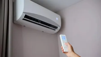 Cum să economisești energie electrică vara, fără să oprești aerul condiționat. Sfaturile unui expert în energie