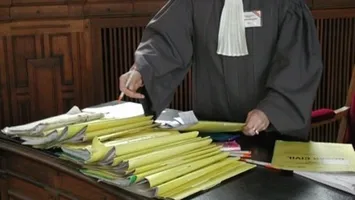 Grefierii amenință cu greva generală din cauza noii legi a salarizării unitare. Veniturile pot scădea semnificativ