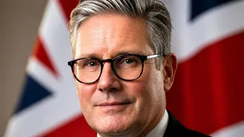 Keir Starmer a demisionat din funcția de prim-ministru și din cea de lider al Partidului Laburist. Premierul britanic i-a mulțumit soției, pe care a numit-o „stânca” sa: „Mi-a fost alături ca o stâncă în momentele bune și în cele grele”