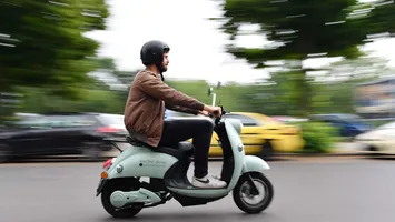 Pentru că a refuzat să achite o amendă de 45 de euro pentru depășirea vitezei, un scuterist a ajuns să plătească 7.500 de euro. Unde a greșit bărbatul