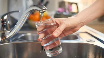 Facturile la apă și canalizare se scumpesc cu 30% în mai multe zone din România. Schimbările care vor avea loc de la 1 iulie