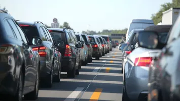Regulă nouă de la 1 iunie 2026. Şoferii pot primi înapoi taxa de autostradă dacă rămân blocaţi în ambuteiaj