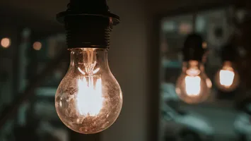 ANALIZĂ Facturile la energie îi sărăcesc pe români. Procent mare al celor care dau peste 10 la sută din bugetul familiei pe curent și gaze
