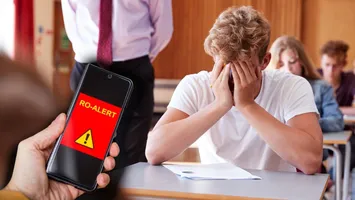 Un elev, eliminat de la Bacalaureat după ce a primit pe telefon o avertizare RO-Alert. Tânărul nu se va mai putea prezenta la următoarele două sesiuni de examen