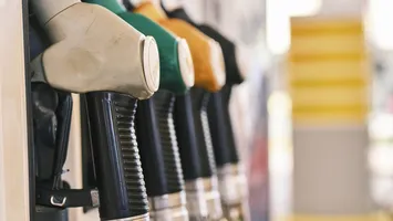 Preț carburanți 25 iunie 2026. Benzina și motorina s-au scumpit, din nou. Cât costă un litru de carburant în marile benzinării