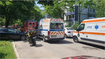 Ce s-a întâmplat cu frații copilului de 2 ani găsit mort în casă, în Galați. Mama lor a fost internată la psihiatrie