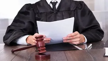 Un bărbat a primit 6 luni de închisoare după ce a cerut împușcarea magistraților: „Aplicați procedura de la 1907, trageți fără somație în îmbuibați, întâi trageți și apoi vedem ce vor”