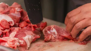 Un infirmier din Ungaria fura bucăți de cadavre din spital, pe care le mânca ulterior. Colecția macabră care i-a șocat pe anchetatori