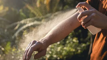 Motivul pentru care spray-ul anti-țânțari poate face să fii înțepat mai des