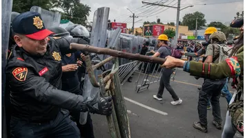 Proteste violente la Campionatul Mondial de Fotbal. Bătaie cu forțele de ordine, oamenii au incendiat mașini și au ridicat baricade VIDEO