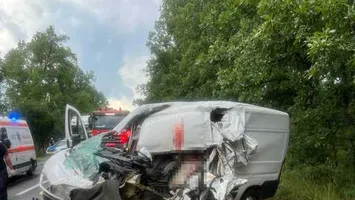 Tragedie în Mehedinți: Un mort și un rănit după un impact violent între un microbuz și un autotren