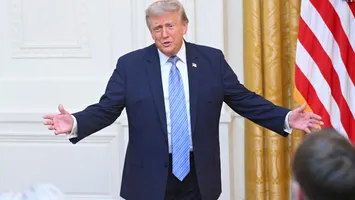 Război comercial între SUA și Canada: Donald Trump schimbă strategia și impune taxe vamale de 50% vecinului nordic