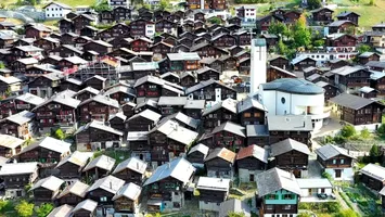 Ofertă senzațională dacă vrei să trăiești regește la munte. Un sat îți dă 21.000 de dolari pe loc, plus 3.000 în fiecare lună, dacă te muți acolo!