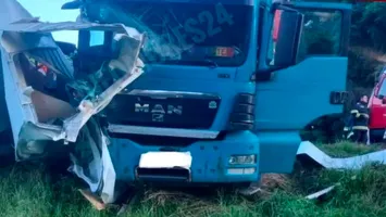 Accident grav în județul Harghita, între un camion încărcat cu lemne și o autoutilitară. Un bărbat a murit și o altă persoană a fost rănită
