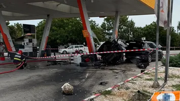 Accident grav în Dolj. Două mașini s-au ciocnit violent și au fost proiectate într-o benzinărie, unul dintre șoferi a ajuns la spital VIDEO