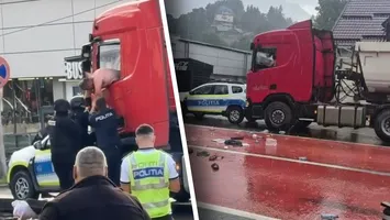 O mașină de poliție a fost lovită de un camion în Bușteni. Șoferul recalcitrant s-a baricadat în cabină și a amenințat că își va provoca rău