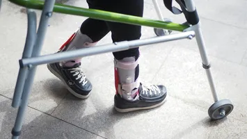 Ajutor de 1.600 de lei pentru copiii cu handicap. Cine poate primi banii și ce documente sunt necesare