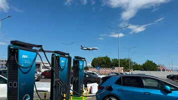 PPC Blue a instalat şapte stații de încărcare ultra-rapidă pe Aeroportul Otopeni. Rețeaua companiei depășește 1.400 de puncte în România