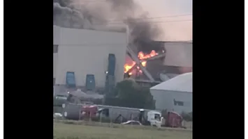 Dublă explozie la o fabrică din Brașov. Degajări mari de fum, fumul se vede de la mare distanță VIDEO