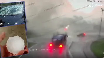 Vremea rea s-a dezlănțuit. Grindină cât mingea de tenis / Mașină luată pe sus de tornadă VIDEO