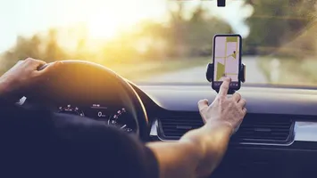 Bătaie în timpul unei curse de ride-sharing, în Capitală. Șoferul i-a dat un pumn clientului, iar victima a căzut și a dat cu capul de trotuar